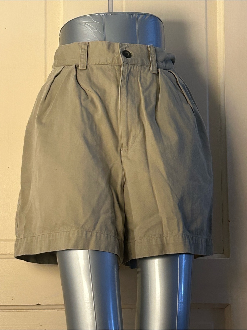 Ladies Vintage GAP High-Rise Pleated Chino Shorts – Classic 90s Khaki – Size 6